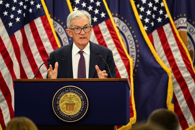 WASHINGTON, DC - 28 DE ENERO: El presidente de la Reserva Federal, Jerome Powell, habla durante una rueda de prensa tras la reunión del Comité Federal de Mercados Abiertos en la Reserva Federal el 28 de enero de 2026 en Washington, DC. Powell anunció que los tipos de interés se mantendrán estables entre el 3.5 % y el 3.75 %. (Foto de Kevin Dietsch/Getty Images).
