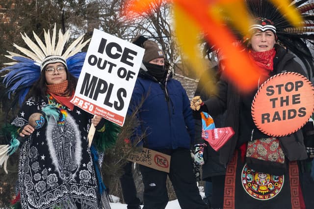 Bailarines indígenas actúan mientras miles de manifestantes llegan a una concentración en Powderhorn Park el 10 de enero de 2026 en Minneapolis, Minnesota. Los manifestantes protestaban por la muerte de Renee Good y la presencia de agentes de inmigración en la ciudad. (Scott Olson/Getty Images)