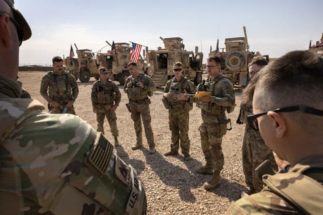 Soldados del Ejército de los Estados Unidos se preparan para salir a patrullar desde un remoto puesto de combate el 25 de mayo de 2021 en el noreste de Siria. Las fuerzas estadounidenses, que forman parte de la Fuerza Operativa WARCLUB, operan desde puestos de combate en la zona, coordinándose con las Fuerzas Democráticas Sirias (SDF) lideradas por los kurdos. (Foto de John Moore/Getty Images).