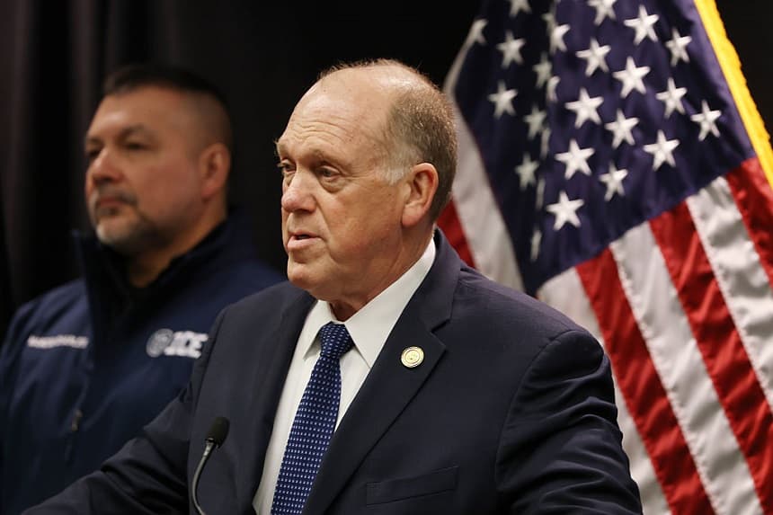 El zar de la frontera, Tom Homan, habla durante una conferencia de prensa sobre las operaciones de control migratorio en curso el 29 de enero de 2026 en Minneapolis, Minnesota. (Scott Olson/Getty Images)