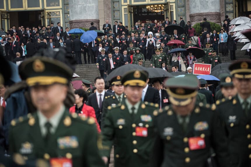 Militares chinos abandonan la sala tras discurso del líder chino Xi Jinping en el XIX Congreso del Partido Comunista, celebrado en Pekín el 18 de octubre de 2017. El Partido Comunista de China inauguró su XIX Congreso Nacional el 18 de octubre, una reunión política que se celebra dos veces por década y dura una semana, con el fin de reorganizar los puestos de liderazgo. (Foto de FRED DUFOUR/AFP vía Getty Images).