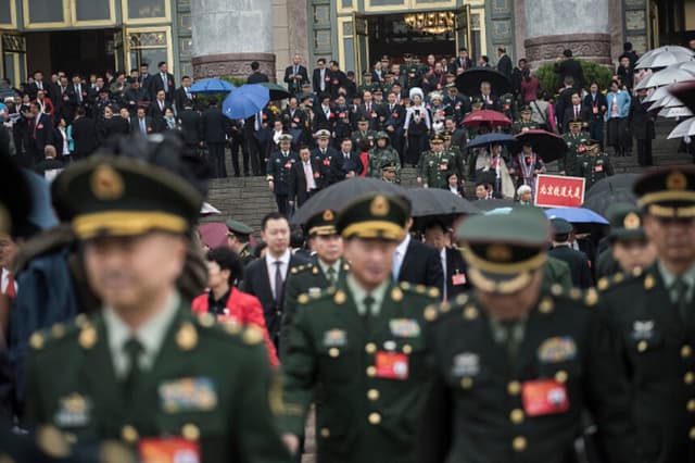 Militares chinos abandonan la sala tras discurso del líder chino Xi Jinping en el XIX Congreso del Partido Comunista, celebrado en Beijing el 18 de octubre de 2017. (FRED DUFOUR/AFP vía Getty Images)