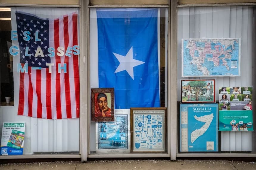El escaparate de la Asociación Comunitaria Somalí de Ohio exhibe las banderas de Estados Unidos y Somalia en Columbus, Ohio, el 6 de enero de 2026. (Glenn Hartong para The Epoch Times)
