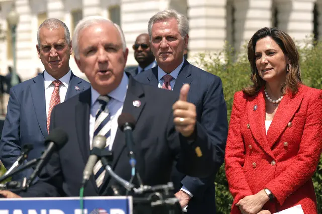 El representante estadounidense Carlos Giménez habla mientras lo acmpañan el representante Mario Díaz-Balart, el líder de la minoría en la Cámara de Representantes, Kevin McCarthy y la representante María Elvira Salazar, frente al Capitolio de los Estados Unidos el 20 de mayo de 2021 en Washington, D.C. (Alex Wong/Getty Images)