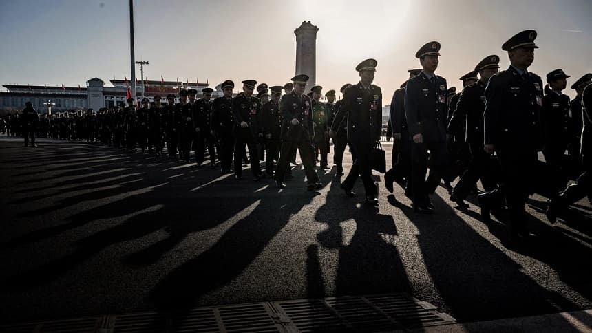 Delegados militares chinos llegan a la Segunda Sesión Plenaria de la Asamblea Popular Nacional en el Gran Salón del Pueblo en Beijing el 8 de marzo de 2024. (Kevin Frayer/Getty Images)