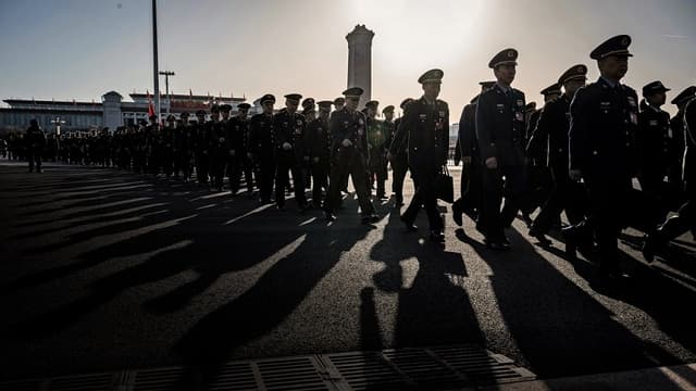 Delegados militares chinos llegan a la Segunda Sesión Plenaria de la Asamblea Popular Nacional en el Gran Salón del Pueblo en Beijing el 8 de marzo de 2024. (Kevin Frayer/Getty Images)