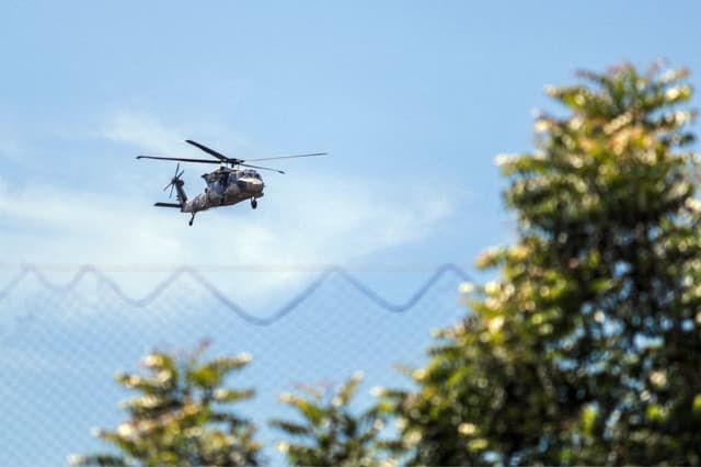 Un helicóptero del ejército sobrevuela durante una operación militar en Culiacán, estado de Sinaloa, México, el 19 de septiembre de 2024. (IVÁN MEDINA/AFP vía Getty Images)