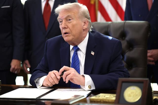 El presidente de Estados Unidos, Donald Trump, pronuncia unas palabras antes de firmar una orden ejecutiva en el Despacho Oval de la Casa Blanca, en Washington, DC., el 30 de enero de 2026. (Alex Wong/Getty Images)