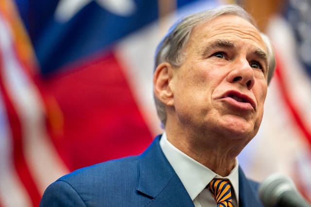 El gobernador de Texas, Greg Abbott, habla durante una conferencia de prensa en el Capitolio estatal, en Austin, Texas, el 15 de agosto de 2025. (Brandon Bell/Getty Images)