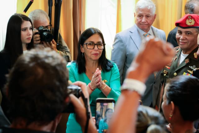 Delcy Rodríguez reacciona tras jurar su cargo como líder interina de Venezuela en el Palacio Federal Legislativo de Caracas, Venezuela, el 5 de enero de 2026. (Jesús Vargas/Getty Images)