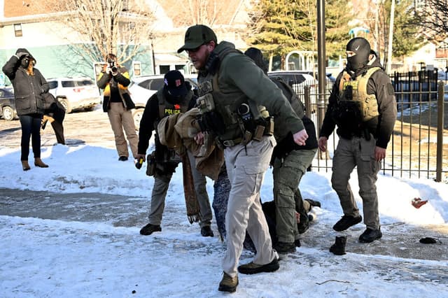 Agentes federales detienen a dos personas en Portland Ave y 19th St. el 29 de enero de 2026 en Minneapolis, Minnesota. (Stephen Maturen/Getty Images)