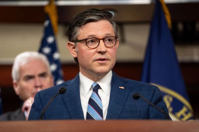El presidente de la Cámara de Representantes, Mike Johnson (R-La.), habla durante una conferencia de prensa en el Capitolio, Washington, el 21 de enero de 2026. (Madalina Kilroy/The Epoch Times)