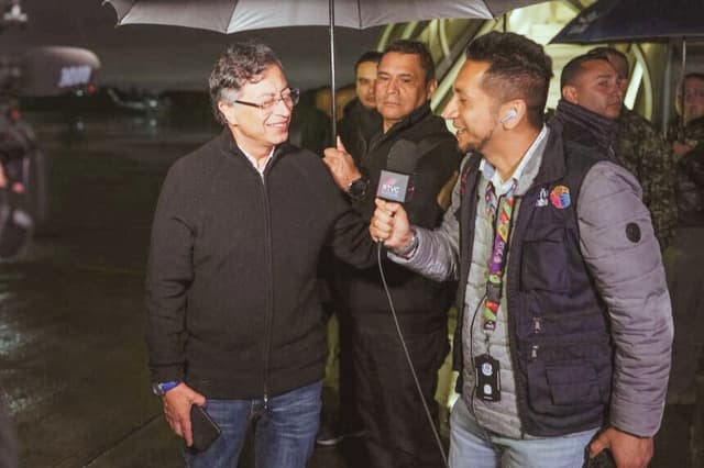 Fotografía cedida por la Presidencia de Colombia del presidente colombiano Gustavo Petro ofreciendo declaraciones este domingo, antes de viajar a EE.UU., en Bogotá, Colombia. (EFE/ Presidencia de Colombia)