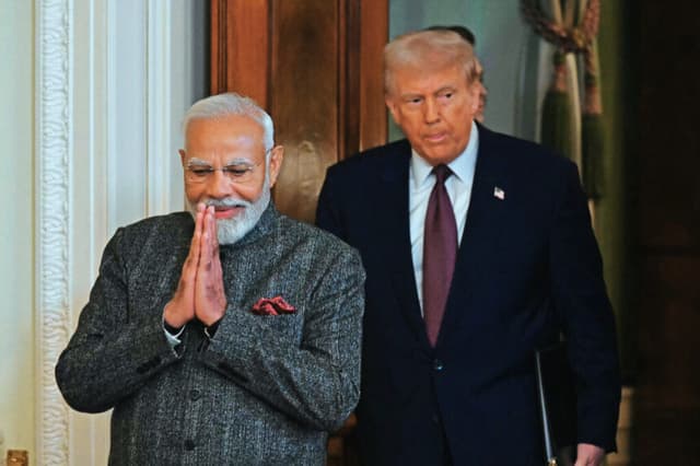 El presidente de Estados Unidos, Donald Trump, y el primer ministro de la India, Narendra Modi, llegan para celebrar una rueda de prensa conjunta en el Salón Este de la Casa Blanca, en Washington D. C., el 13 de febrero de 2025. (ANDREW CABALLERO-REYNOLDS/AFP a través de Getty Images)