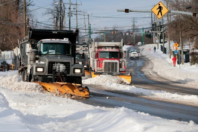 SILVER SPRING, MARYLAND - 26 DE ENERO: Camiones volquete retiran la nieve y el hielo de New Hampshire Avenue tras una tormenta invernal el 26 de enero de 2026 en Silver Spring, Maryland. Se espera que una enorme tormenta invernal traiga temperaturas gélidas, hielo y nieve a millones de estadounidenses en todo el país. (Foto de Chip Somodevilla/Getty Images).