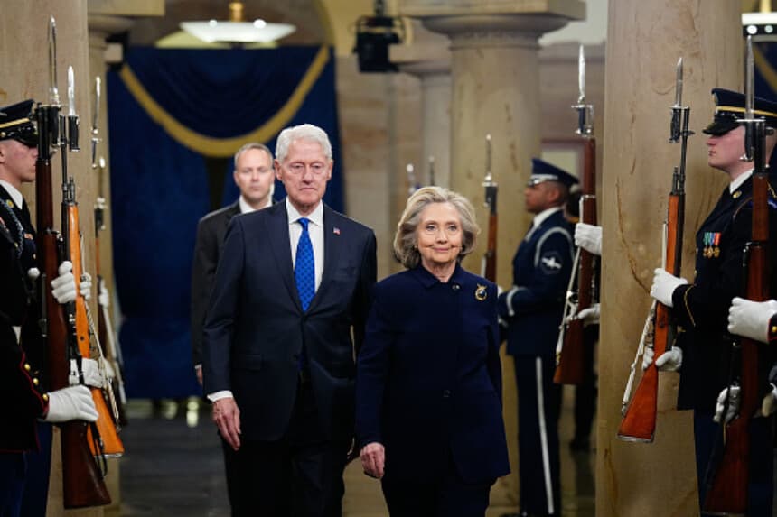 El expresidente Bill Clinton y la exsecretaria de Estado Hillary Clinton llegan antes de la toma de posesión del presidente electo Donald Trump en el Capitolio de los Estados Unidos el 20 de enero de 2025 en Washington, D.C. (Melina Mara - Pool/Getty Images).