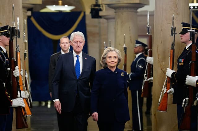 El expresidente Bill Clinton y la exsecretaria de Estado Hillary Clinton llegan antes de la toma de posesión del presidente electo Donald Trump en el Capitolio de los Estados Unidos el 20 de enero de 2025 en Washington, D.C. (Melina Mara - Pool/Getty Images).