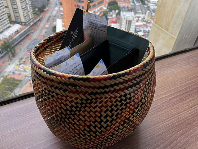Fotografía cedida por la oficina de Sustitución de Cultivos de Uso Ilícito de Colombia que muestra bolsas de café colombiano, regalos que llevará el presidente Gustavo Petro a su homólogo de Estados Unidos, Donald Trump. (EFE/ Oficina de Sustitución de Cultivos de Uso Ilícito de Colombia)