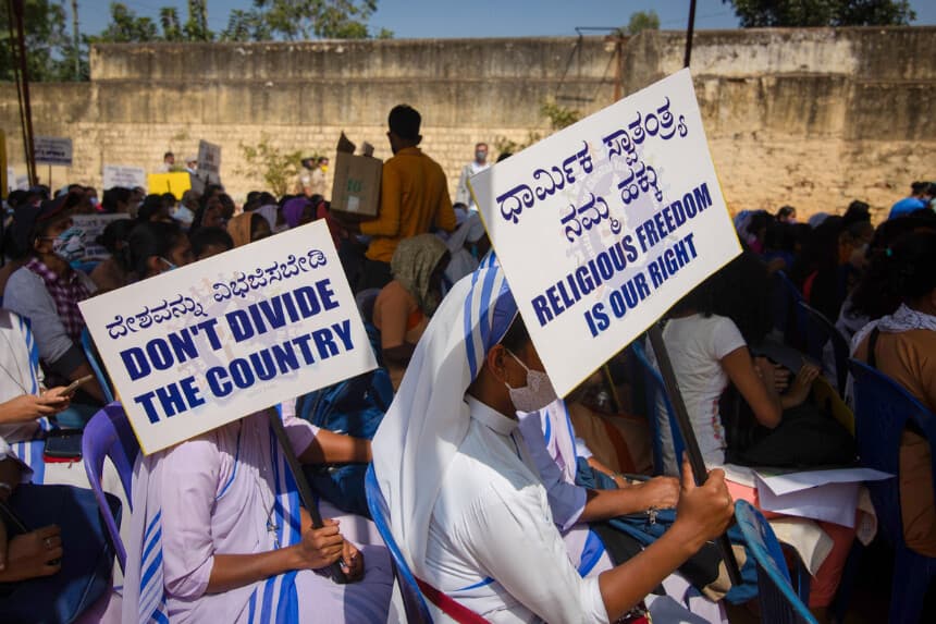 Monjas de la comunidad Misioneras de la Caridad de la Madre Teresa sostienen carteles mientras escuchan a un orador durante una manifestación contra la presentación del proyecto de ley de Protección del Derecho a la Libertad Religiosa en Bangalore, India, el 22 de diciembre de 2021. Abhishek Chinnappa/Getty Images.