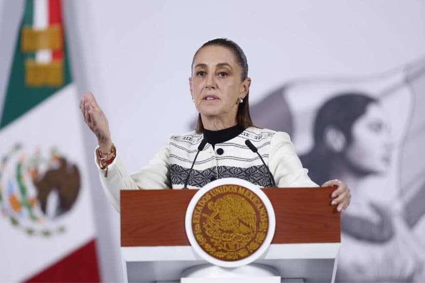 La presidenta de México, Claudia Sheinabaum, habla durante una rueda de prensa este 3 de febrero, en el Palacio Nacional de Ciudad de México, México. (EFE/ Sáshenka Gutiérrez)