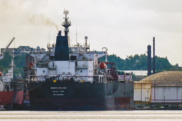 El petrolero y químico mexicano Bicentenario es visto en la refinería de petróleo Ñico López en La Habana el 8 de junio de 2023. (Yamil Lage/AFP vía Getty Images)