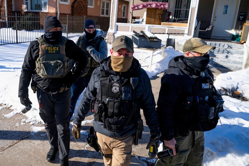 Agentes del ICE abandonan una residencia tras llamar a la puerta, en Minneapolis, Minnesota, el 28 de enero de 2026. (Stephen Maturen/Getty Images)