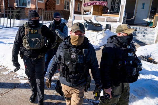 Agentes del ICE abandonan una residencia tras llamar a la puerta, en Minneapolis, Minnesota, el 28 de enero de 2026. (Stephen Maturen/Getty Images)