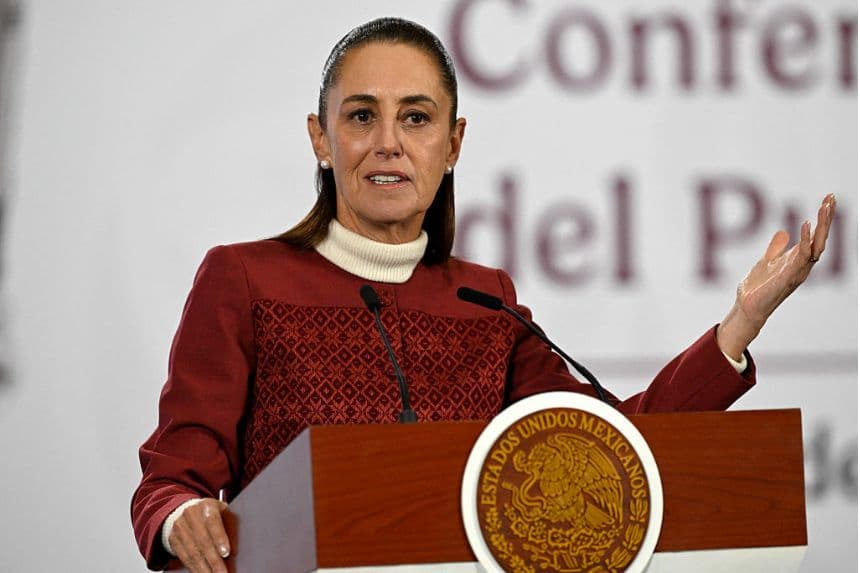 La presidenta de México, Claudia Sheinbaum, habla durante su rueda de prensa diaria en el Palacio Nacional de Ciudad de México, el 12 de enero de 2026. (Alfredo ESTRELLA / AFP a través de Getty Images)