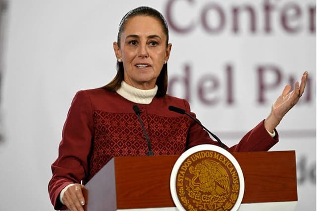 La presidenta de México, Claudia Sheinbaum, habla durante su rueda de prensa diaria en el Palacio Nacional de Ciudad de México, el 12 de enero de 2026. (Alfredo ESTRELLA / AFP a través de Getty Images)
