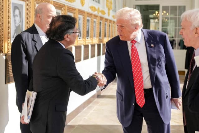 El presidente Donald Trump y su homólogo colombiano, Gustavo Petro (izq.), se dan la mano en la Casa Blanca el 3 de febrero de 2026. (Presidencia de Colombia/Folleto vía Reuters)