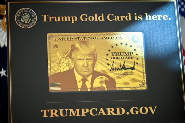 Una tarjeta dorada de Trump se exhibe en la Oficina Oval mientras el presidente Donald Trump habla antes de firmar órdenes ejecutivas en Washington el 19 de septiembre de 2025. (Mandel Ngan/AFP vía Getty Images)