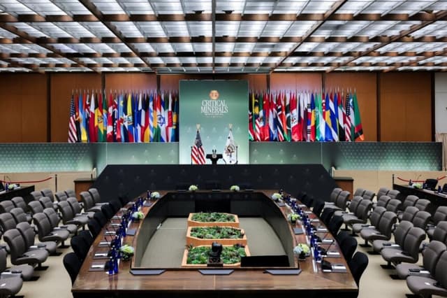 Asientos vacíos antes de la reunión ministerial sobre minerales críticos en el Departamento de Estado en Washington, el 4 de febrero de 2026. (Jonathan Ernst/Reuters).