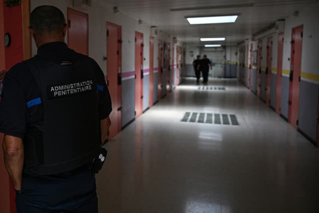 Un guardia de prisiones con un chaleco antibalas patrulla la unidad de mujeres el 24 de julio de 2025. (GABRIEL BOUYS/AFP a través de Getty Images)