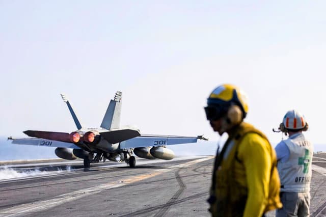 El ejército estadounidense lleva a cabo ataques aéreos coordinados contra miembros del ISIS en Somalia el 1 de febrero de 2025. (Mando África de los Estados Unidos/AP).