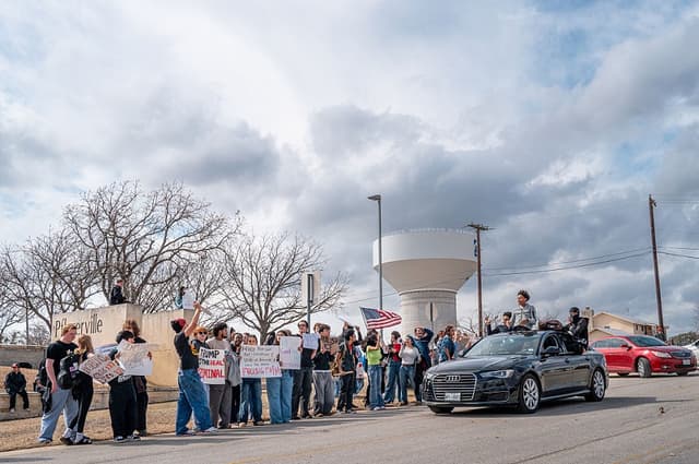 Estudiantes universitarios se reúnen para protestar contra el ICE durante una huelga el 2 de febrero de 2026 en Pflugerville, Texas. (Brandon Bell/Getty Images)
