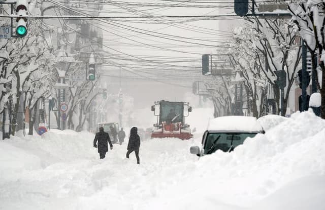 Fotografía de archivo, tomada el 03/02/2025, que muestra a personas en una calle afectada por una nevada en Obihiro, Hokkaido, en el norte de Japón. (EFE/EPA/JIJI PRESS JAPAN)