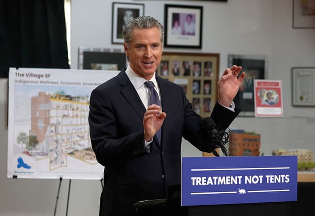 El gobernador de California, Gavin Newsom, habla durante una conferencia de prensa en la Asociación Friendship House de Indígenas Americanos el 16 de enero de 2026 en San Francisco, California. (Justin Sullivan/Getty Images)