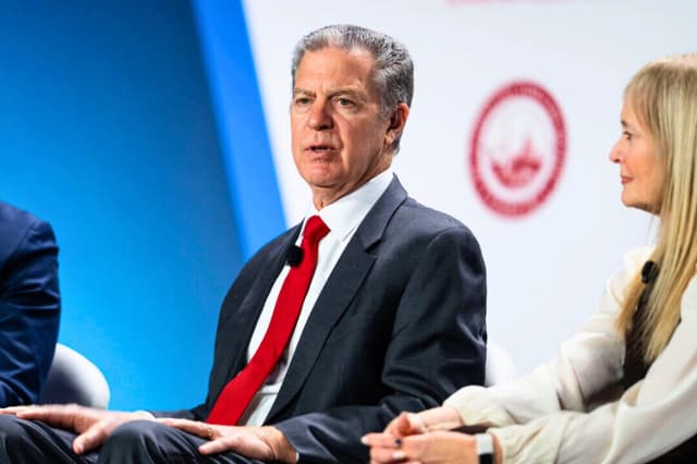 Sam Brownback, exembajador especial de Estados Unidos para la Libertad Religiosa Internacional, habla durante la Cumbre Internacional sobre Libertad Religiosa celebrada en Washington el 2 de febrero de 2026. (Madalina Kilroy/The Epoch Times).