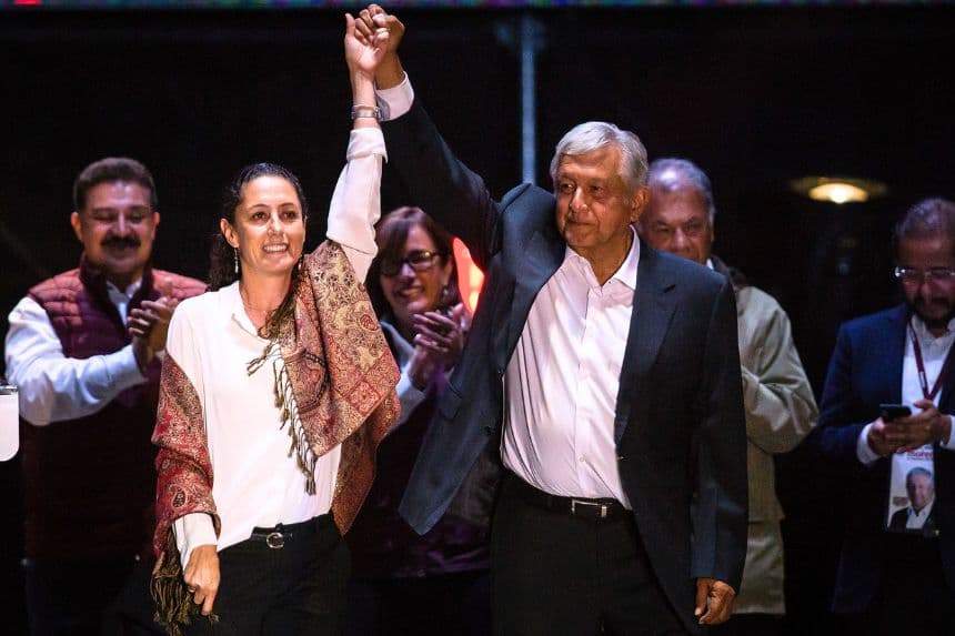 Claudia Sheinbaum (izquierda), entonces candidata a la alcaldía de la Ciudad de México, y Andrés Manuel López Obrador (derecha), candidato a la presidencia de México en ese momento, asisten al evento final de la campaña presidencial de 2018 en el Estadio Azteca el 27 de junio de 2018 en la Ciudad de México, México. (Manuel Velásquez/Getty Images)