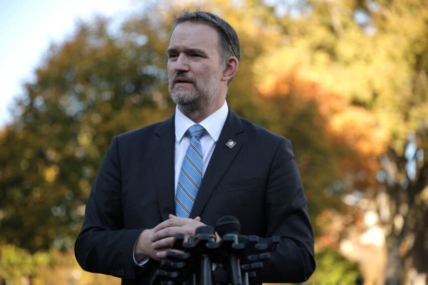 El representante comercial de Estados Unidos, Jamieson Greer, habla con los miembros de la prensa frente al ala oeste de la Casa Blanca el 30 de octubre de 2025 en Washington, D.C. (Alex Wong/Getty Images)