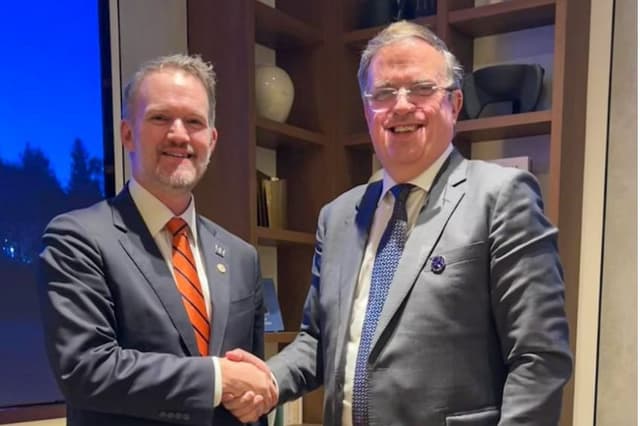 (Izq.-Dcha.) El representante comercial de EE. UU. Jamieson Greer se reúne con el Secretario de Economía, Marcelo Ebrard, en el marco de la Cumbre del Foro de Cooperación Económica Asia Pacífico (APEC) en Gyeonju, Corea del Sur, el 29 de octubre de 2025. (Crédito: Gobierno de México)