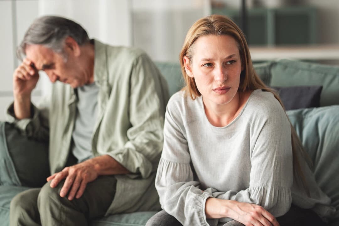 El distanciamiento define cada vez más la vida familiar moderna, incluso entre parientes que comparten el mismo espacio. (seb_ra/Getty Images)