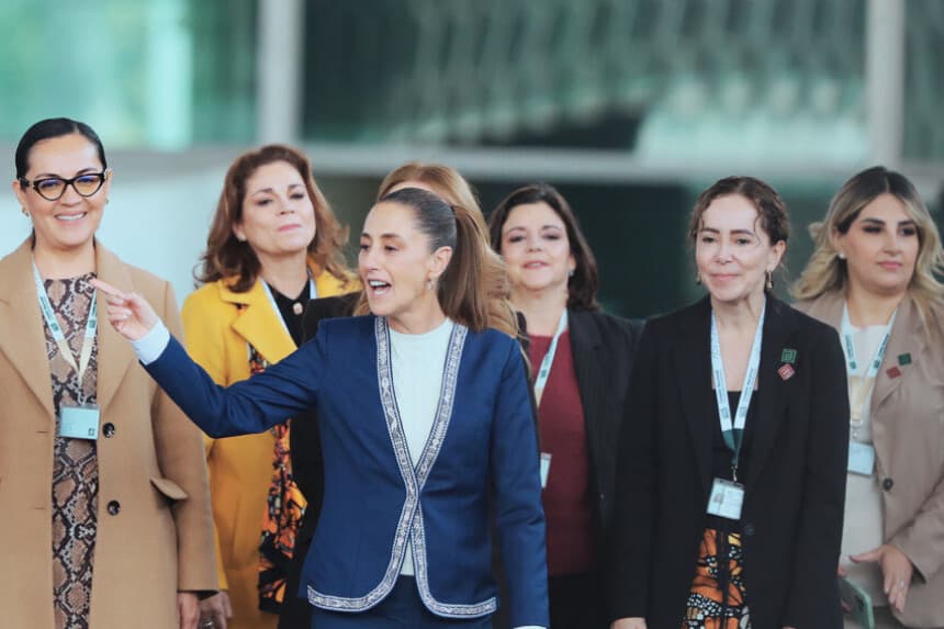 La presidenta de México Claudia Sheinbaum (c), habla al término de un acto protocolario este miércoles, en el Museo Nacional de Antropología en Ciudad de México (EFE/ Mario Guzmán)