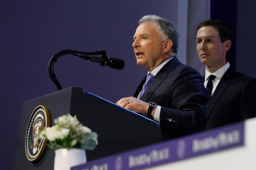 DAVOS, SUIZA - 22 DE ENERO: El enviado especial de Estados Unidos para Oriente Medio, Steve Witkoff, habla junto al yerno de Donald Trump, Jared Kushner, después de que el presidente estadounidense Donald Trump celebrara una ceremonia de firma para la "Junta de Paz" en el Foro Económico Mundial (FEM) el 22 de enero de 2026 en Davos, Suiza. La "Junta de Paz" respaldada por Estados Unidos tiene como objetivo administrar el frágil alto el fuego en la Franja de Gaza tras la guerra entre Israel y Hamás. La composición definitiva de la junta aún no se ha confirmado. (Foto de Chip Somodevilla/Getty Images).
