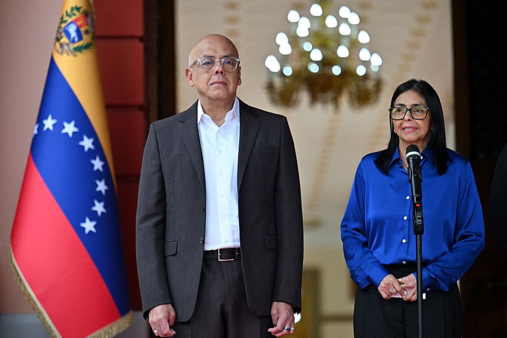 La presidenta interina de Venezuela, Delcy Rodríguez (derecha), habla junto al presidente de la Asamblea Nacional, Jorge Rodríguez, durante una rueda de prensa en el Palacio Presidencial de Miraflores, en Caracas, el 14 de enero de 2026. (Juan BARRETO / AFP vía Getty Images)