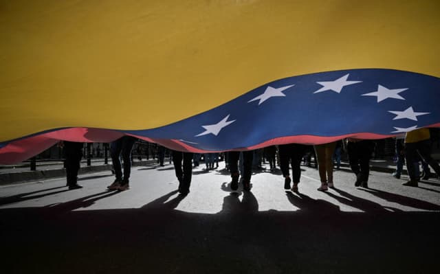 Simpatizantes del presidente venezolano Nicolás Maduro muestran una bandera de Venezuela durante una manifestación en Caracas, el 31 de julio de 2024. (JUAN BARRETO/AFP via Getty Images)