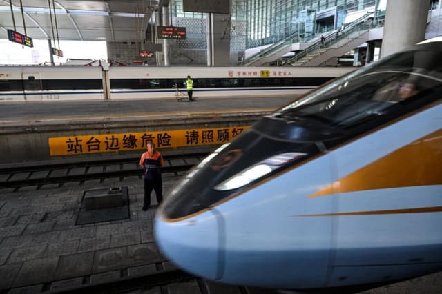 Un trabajador espera la llegada de un tren a la estación sur de Taiyuan, en Taiyuan, provincia de Shanxi, China, el 22 de julio de 2025. (Héctor Retamal/AFP vía Getty Images)