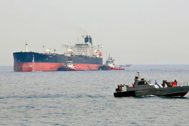 En una fotografía de archivo, se ve una lancha rápida militar iraní patrullando cerca de un buque cisterna que se aproxima a una instalación de combustible en la isla iraní de Kharg, en el golfo Pérsico, el 12 de marzo de 2017. (Atta Kenare/AFP a través de Getty Images).