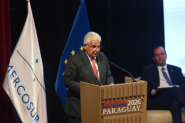 El presidente de Panamá, José Mulino, pronuncia un discurso durante la firma de un acuerdo entre la UE y el MERCOSUR en el Auditorio del Banco Central del Paraguay el 17 de enero de 2026 en Asunción, Paraguay. (Foto de Christian Alvarenga/Getty Images)