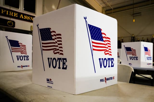 Se instalan cabinas de votación en un centro de votación en Newtown, Pensilvania, el 23 de abril de 2024. (Matt Rourke/Foto AP)
